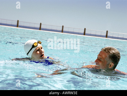Uomo maturo e la donna in piscina Foto Stock