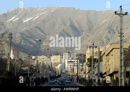 Una vista del nord di Tehran, con grandi montagne sorge dietro gli edifici e strade. Foto scattata a Tehran, Iran. Foto Stock
