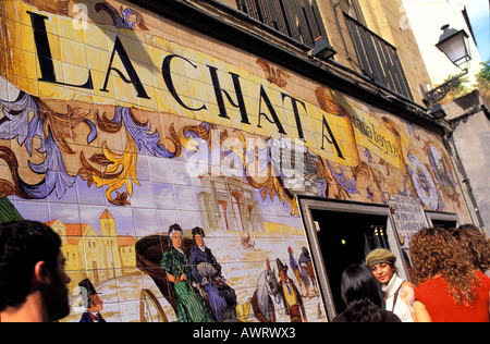 Il Tapa Bar ' La Chata ' , Madrid , Spagna , Europa : Tapa Bar e ristorante , anteriore piastrellato Foto Stock