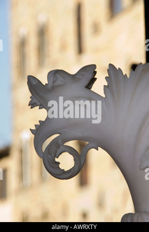 Ornamentazione nella forma di un drago sulla testa un vaso di alabastro in un negozio di Piazza dei Priori Foto Stock