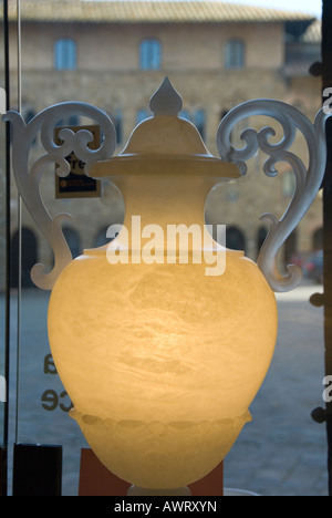 Vaso di alabastro illuminato dall'interno in un negozio nella Piazza dei Priori Foto Stock