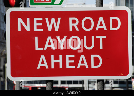 Nuovo layout su strada avanti cartello stradale Regno Unito Foto Stock