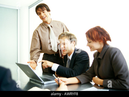 La gente di affari che lavorano insieme sul computer portatile Foto Stock