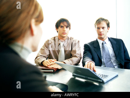 La gente di affari con sale riunioni a tavola Foto Stock