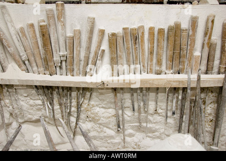 Scultore di alabastro gli strumenti contemplati in polvere bianca in officina Volterra, Toscana Italia Foto Stock