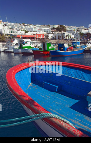 Puerto Del Carmen porto tradizionali barche da pesca, ville alberghi e ristoranti, Lanzarote, Isole Canarie, Spagna Foto Stock
