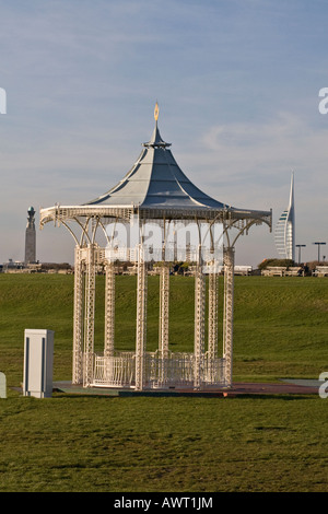 Bandstand Memoriale di guerra e Spinnaker Tower Southsea Portsmouth Hampshire Foto Stock