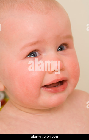 Bambino di 6 mesi ragazza infelice ritratto Foto Stock