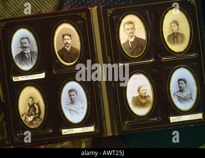 Vintage album di foto con i ritratti di famiglia del XIX secolo Foto Stock