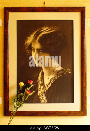 1920's vintage incorniciato ritratto di una giovane donna e appassiti rose fiori Foto Stock