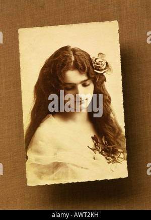 1920's vintage ritratto di una giovane donna con lunghi capelli scuri Foto Stock