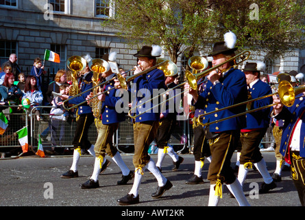 La festa di san Patrizio parade, American marching pipe band in Dublino Irlanda Foto Stock