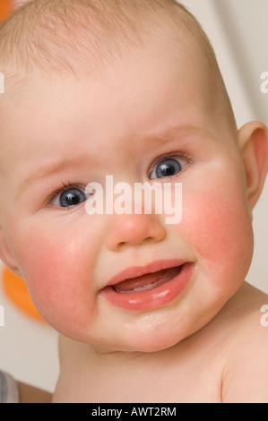 Bambino di 6 mesi ragazza infelice ritratto Foto Stock