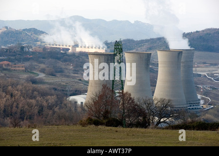 Torri di raffreddamento dell'Enel Energia geotermica power plant specializzata in fonti di energia rinnovabili Foto Stock