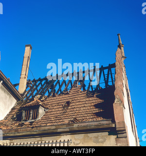 Abbandonata la Brasserie Au Petit Rhin ristorante palazzo costruito 1899, distrutto da un incendio, bruciata quadro del tetto, Strasburgo, Alsazia, Francia, Europa Foto Stock