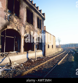 Abbandonata la Brasserie Au Petit Rhin ristorante palazzo costruito 1899, distrutto da un incendio, binario ferroviario, Strasburgo, Alsazia, Francia, Europa Foto Stock