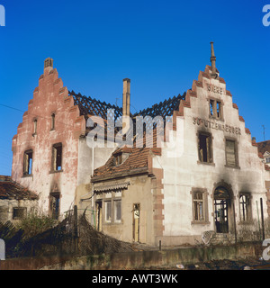 Abbandonata la Brasserie Au Petit Rhin ristorante palazzo costruito 1899, distrutto da un incendio, bruciata quadro del tetto, Strasburgo, Alsazia, Francia, Europa Foto Stock