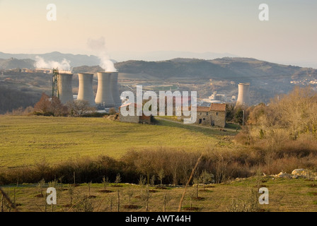 Torri di raffreddamento di Larderello Geotermia power plant gestito da Enel con tipici toscani di terreni agricoli Foto Stock