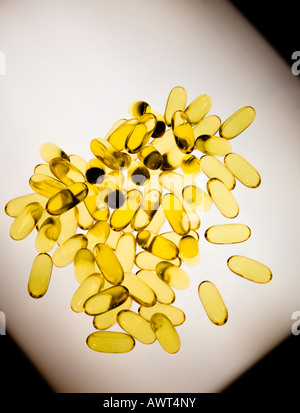 Omega 3 Compresse di vitamina accesa da sotto Foto Stock