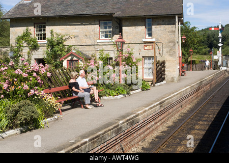 In attesa che il treno sulla piattaforma alla stazione Levisham sulla North Yorkshire Moors Railway, North Yorkshire Foto Stock