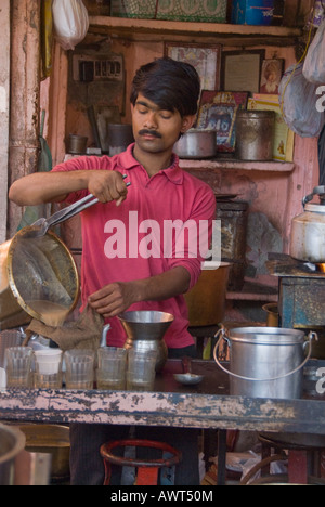 Ritratto di un giovane uomo che fa lassi in un mercato a Jaipur, India. Foto Stock