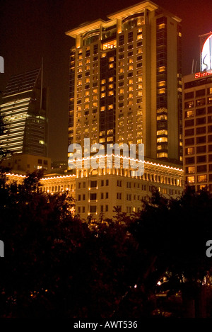 Dh Tsim Sha Tsui Hong Kong il Peninsula Hotel di lusso a torre di notte hk Foto Stock