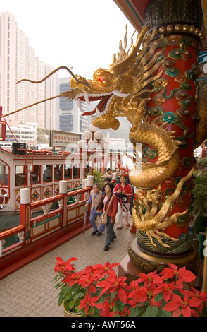 dh Jumbo kingdom Restaurant ABERDEEN HONG KONG drago cinese d'oro turisti galleggiante ristorante traghetto frutti di mare navetta turistica Foto Stock