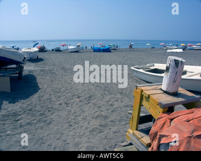 Barca tradizionale di paranchi di sollevamento, l'avvolgimento di marcia, sulla spiaggia, Rincon de la Victoria, Costa del Sol, Spagna, Europa Foto Stock