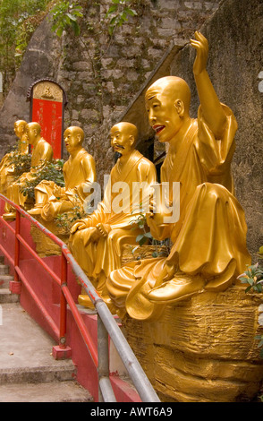Dh il Monastero dei Diecimila Buddha SHATIN HONG KONG Golden Statue di Buddha sul monastero percorso tempio scolpire figure dèi Foto Stock