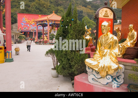 Dh il Monastero dei Diecimila Buddha SHATIN HONG KONG Golden Statue di Buddha Statua della Dea e tempio Foto Stock