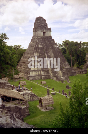 Vista panoramica Maya imponente piramide di pietra Tikal Guatemala centrale America Latina Foto Stock