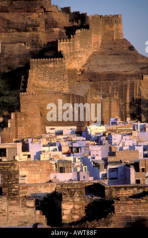 Vista sulla parte vecchia di Jodhpur e il Forte Mehrangarh Jodhpur Rajasthan in India Foto Stock
