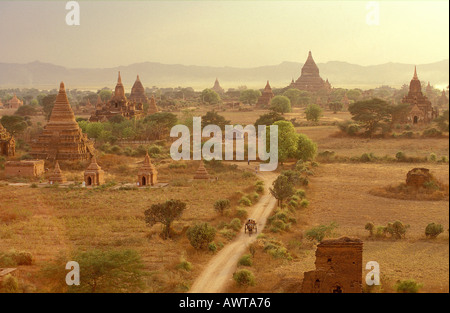 Myanmar bagan antichi templi al sito storico di bagan poco dopo una tempesta di sabbia Foto Stock