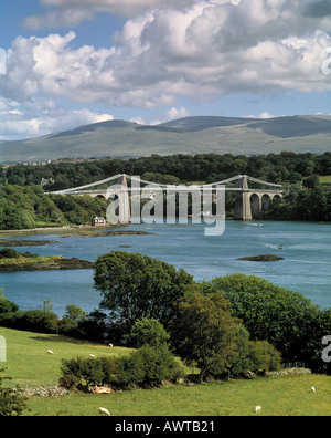 La sospensione di Menai Bridge e MENAI STRAITS DA ANGLESEY Foto Stock