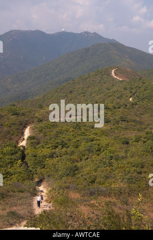 dh Shek o parco di campagna DRAGHI INDIETRO HONG KONG escursionisti sul sentiero escursionistico cina a piedi Monte Collinson e Monte Parke passeggiate isola escursione Foto Stock