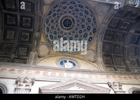 Tetto del portico della Cappella dei Pazzi nella chiesa di Santa Croce a Firenze Italia Foto Stock