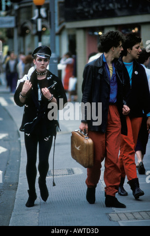 Anrogynous Punk New Romantics sottocultura giovanile 1980s Kings Road, Chelsea Londra. Coppia che indossa pantaloni unisex rossi giovane maschio che indossa trucco UK Foto Stock