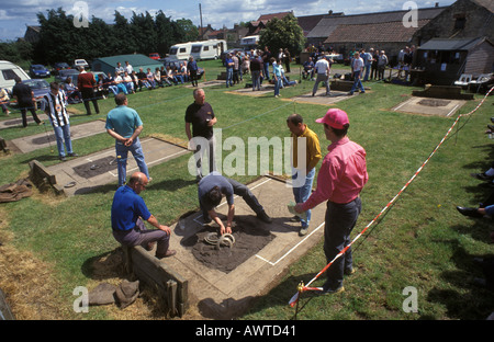 La competizione Quoits si abbina allo sport tradizionale, Snape North Yorkshire England 1990s UK HOMER SYKES Foto Stock