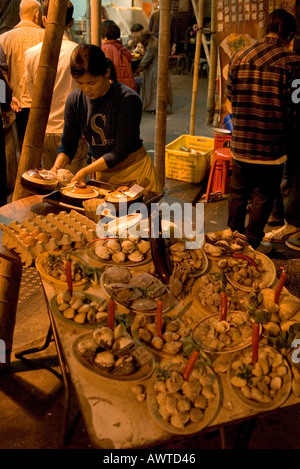 dh Temple Street market JORDAN HONG KONG Girl piatti cibo stall night chinese snacks china cuisine asia dai pai dong fornitore Foto Stock