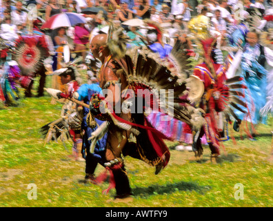 Native American Dancing at Powwow, Kahnawake, Quebec, Canada Foto Stock