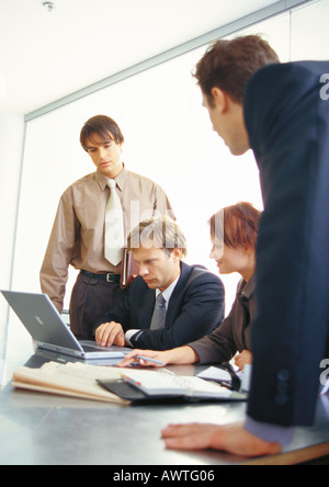 La gente di affari che lavorano insieme a tavola Foto Stock