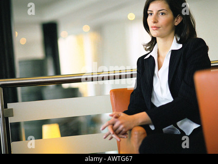 Imprenditrice in attesa in area lobby Foto Stock