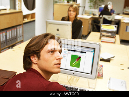 La gente di affari lavoro sui computer in ufficio. Foto Stock