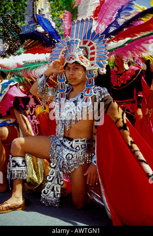 Ragazzo ispanica, azteca ballerino, Cinco de Mayo Festival, Distretto di missione di San Francisco, California, Stati Uniti, America del Nord Foto Stock