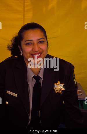 1, una donna ispanica, Vice Sheriff, applicazione della legge, assunzione booth, contatto visivo, vista frontale, ritratto, San Francisco, California Foto Stock