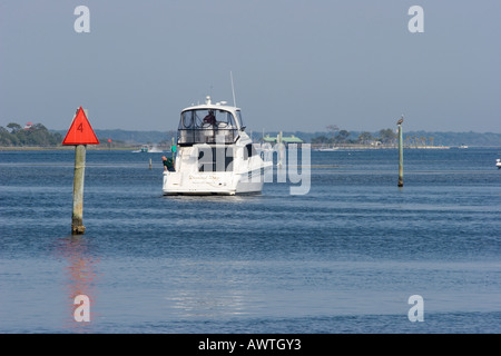 Yacht di lusso passando il marcatore del canale lasciando Porto di Panama City Beach Florida USA Foto Stock