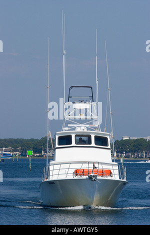 Charter privato barca da pesca ritorna al porto dopo una giornata di pesca nel golfo del Messico dal Panama City Beach Florida USA Foto Stock