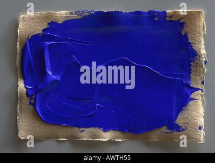 Vernice blu su carta d'arte. Foto Stock