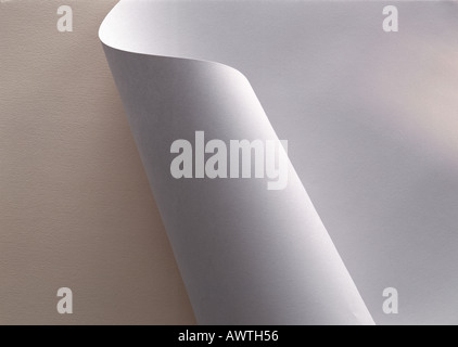 White paper, parzialmente arrotolata, extreme close-up Foto Stock