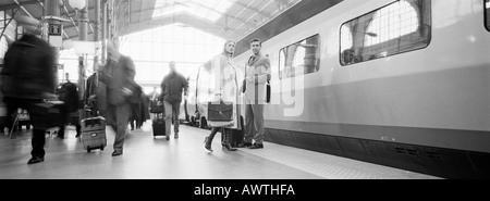 Le persone sulla piattaforma accanto al treno, b&W, Vista panoramica Foto Stock